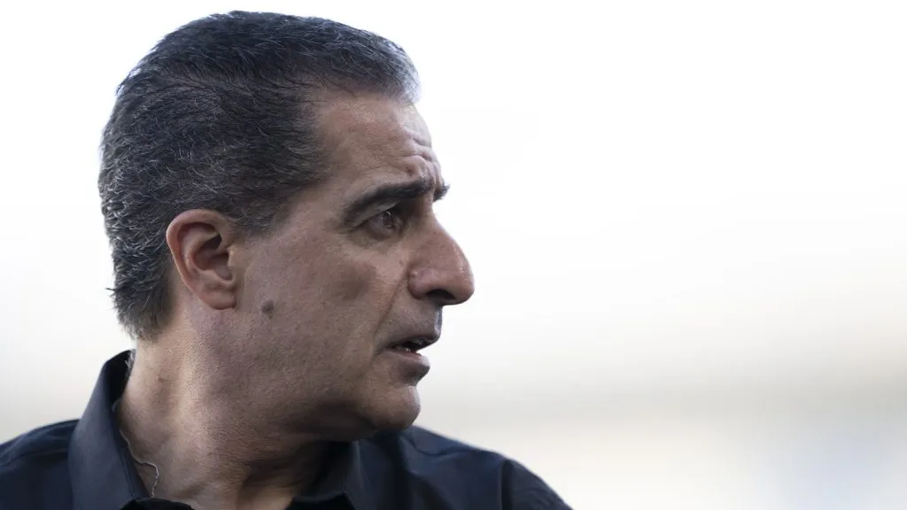 Renato Paiva na beira do campo em jogo do Botafogo. Foto: Jorge Rodrigues/AGIF.