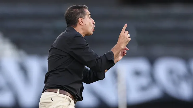 Renato Paiva fornece instruções aos jogadores do Botafogo. Foto: Vítor Silva/Botafogo.