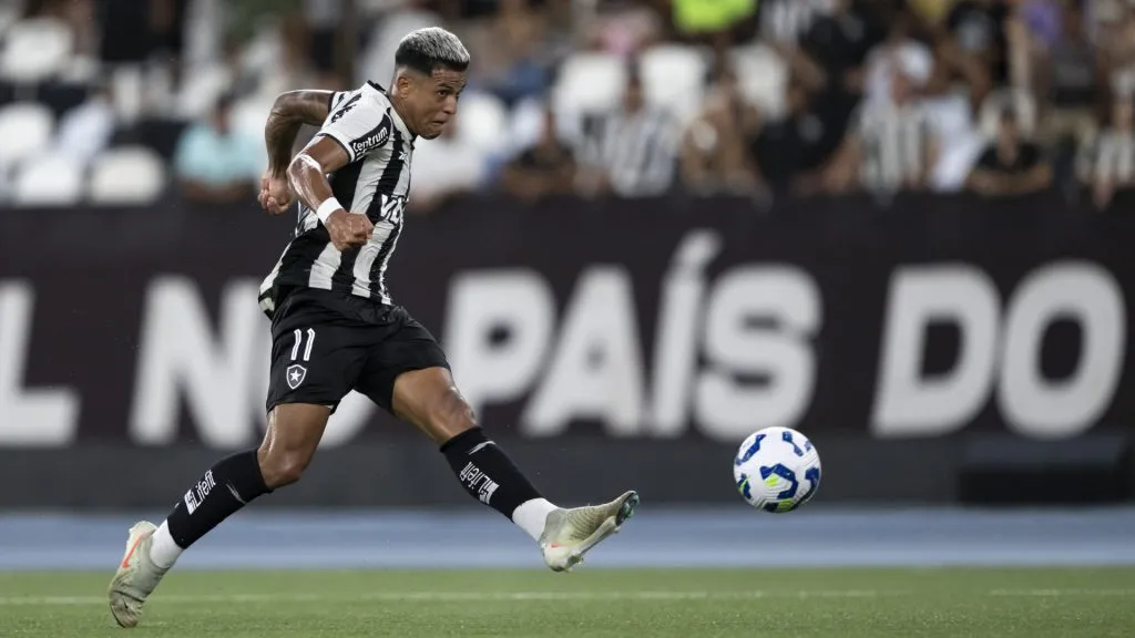 Matheus Martins jogando pelo Botafogo durante amistoso contra o Novorizontino – Foto: Jorge Rodrigues/AGIF
