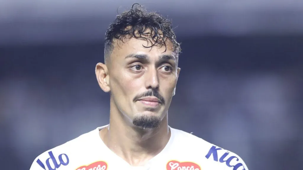 Foto: Reinaldo Campos/AGIF – Diego Pituca tem contrato até 2027 no Peixe e virou reserva do jovem Gabriel Bontempo.