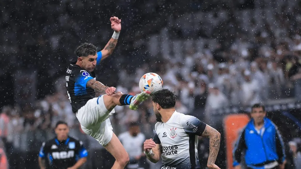Foto: Ettore Chiereguini/AGIF – Gastón M. durante jogo contra o Corinthians na Sul-Americana.