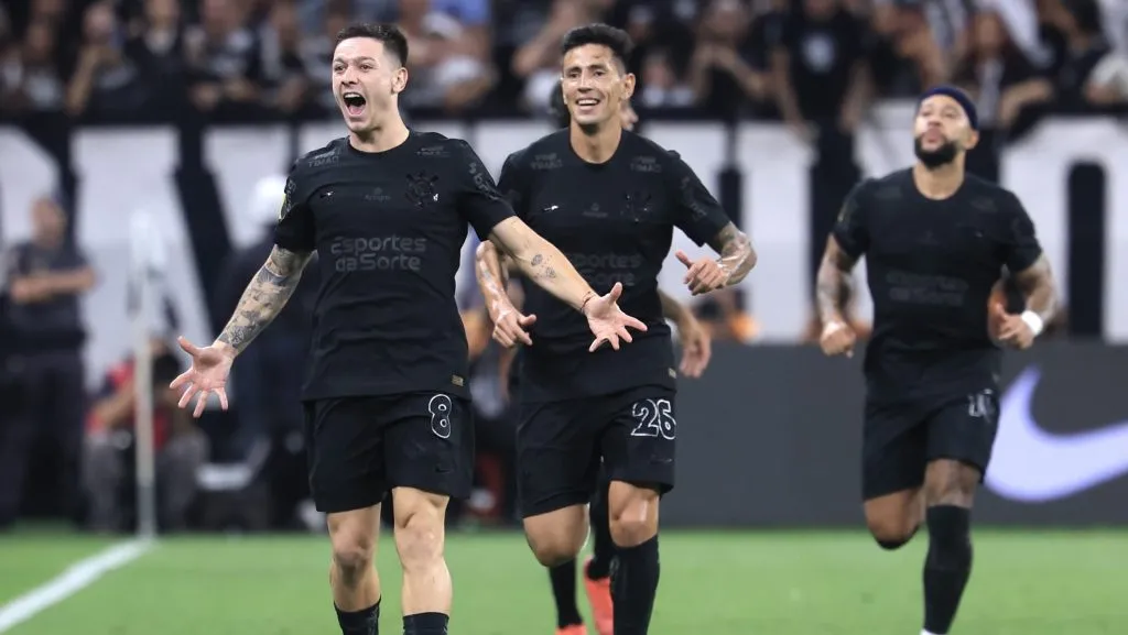 Garro comemorando gol. Foto: Marcello Zambrana/AGIF