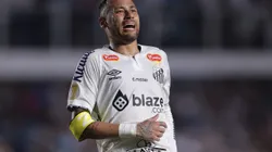 SP - SANTOS - 05/02/2025 - PAULISTA 2025, SANTOS X BOTAFOGO-SP - Neymar Jr. jogador do Santos lamenta durante partida contra o Botafogo-SP no estadio Vila Belmiro pelo campeonato Paulista 2025. Foto: Ettore Chiereguini/AGIF