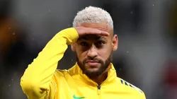 - Neymar vestindo camisa do Brasil