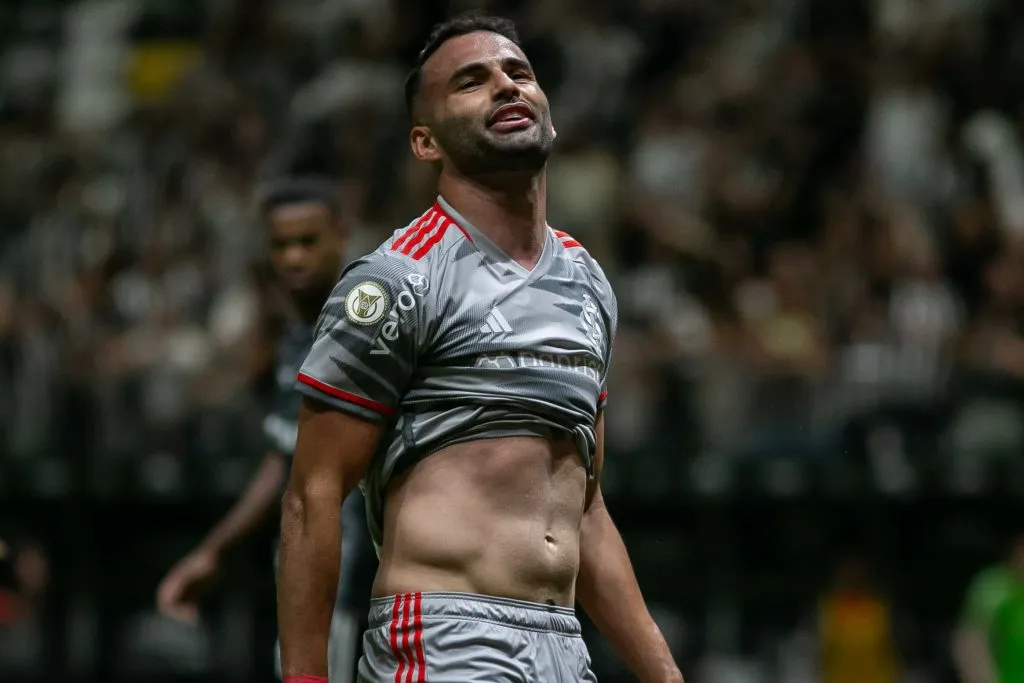 O Santos acabou ouvindo um “não” do Flamengo em negociação por Thiago Maia. Foto: Fernando Moreno/AGIF