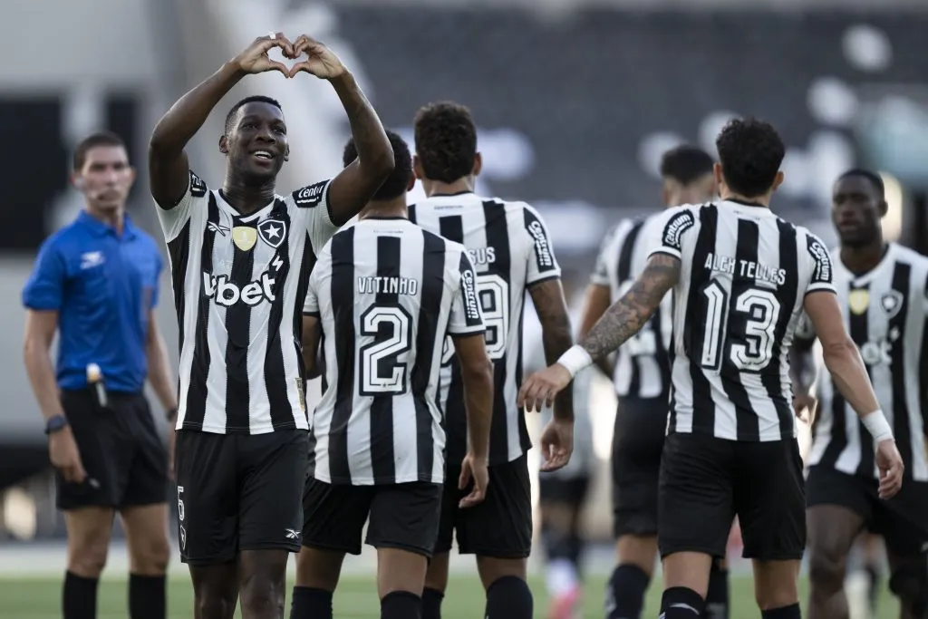 Patrick de Paula, jogador do Botafogo comemora seu gol durante partida contra o Novorizontino no estadio Engenhao pelo campeonato Amistoso. Foto: Jorge Rodrigues/AGIF