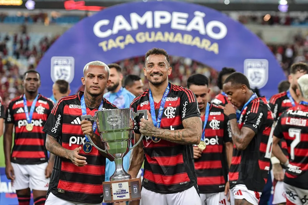 Danilo comemora o título da Taça Guanabara. Foto: Thiago Ribeiro/AGIF