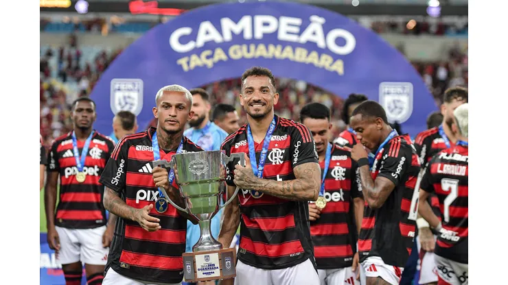 Danilo comemora o título da Taça Guanabara.