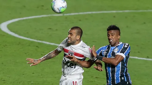 SP - Sao Paulo - 17/10/2020 - BRASILEIRO A 2020, SAO PAULO X GREMIO - Daniel Alves jogador do Sao Paulo disputa lance com Cortez jogador do Gremio durante partida no estadio Morumbi pelo campeonato Brasileiro A 2020. Foto: Marcello Zambrana/AGIF
