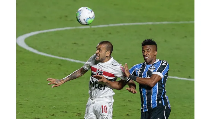 SP - Sao Paulo - 17/10/2020 - BRASILEIRO A 2020, SAO PAULO X GREMIO - Daniel Alves jogador do Sao Paulo disputa lance com Cortez jogador do Gremio durante partida no estadio Morumbi pelo campeonato Brasileiro A 2020. Foto: Marcello Zambrana/AGIF