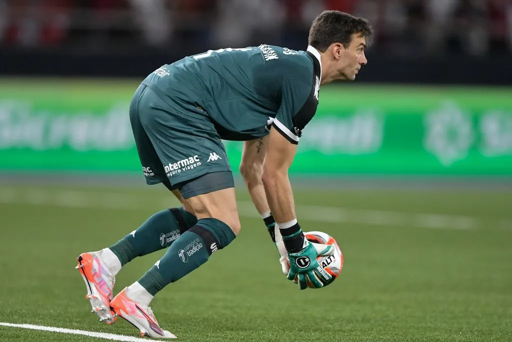 Léo Jardim em ação pelo Vasco. Foto: Thiago Ribeiro/AGIF