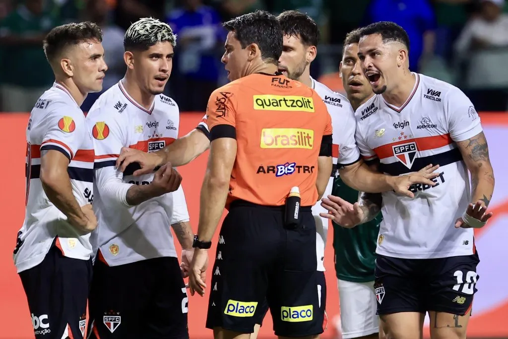 Jogadores do São Paulo durante a semifinal do Paulistão. Foto: Marcello Zambrana/AGIF