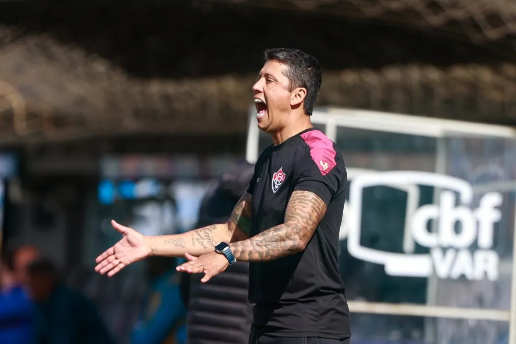 RS – CAXIAS DO SUL – 21/07/2024 – BRASILEIRO A 2024, GREMIO X VITORIA – Thiago Carpini tecnico do Vitoria durante partida contra o Gremio no estadio Francisco Stedile pelo campeonato Brasileiro A 2024. Foto: Luiz Erbes/AGIF
