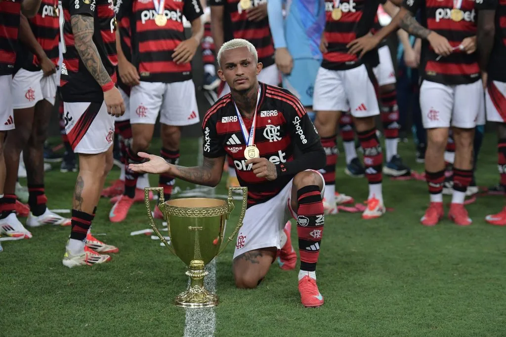 Wesley, jogador do Flamengo, levanta a taca de campeao durante cerimonia de premiacao ao final da partida contra o Fluminense no estadio Maracana pela decisao do campeonato Carioca 2025. Foto: Thiago Ribeiro/AGIF