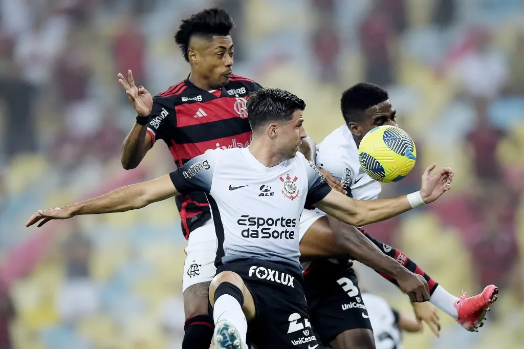 Bruno Henrique jogador do Flamengo disputa lance com Hector Hernandez jogador do Corinthians – Foto: Alexandre Loureiro/AGIF