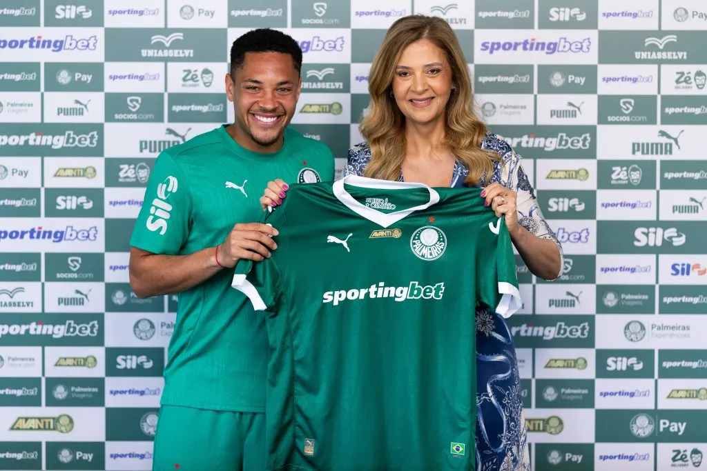 Vitor Roque ao lado de Leila Pereira durante sua apresentação oficial como jogador do Palmeiras – Foto: Ettore Chiereguini/AGIF