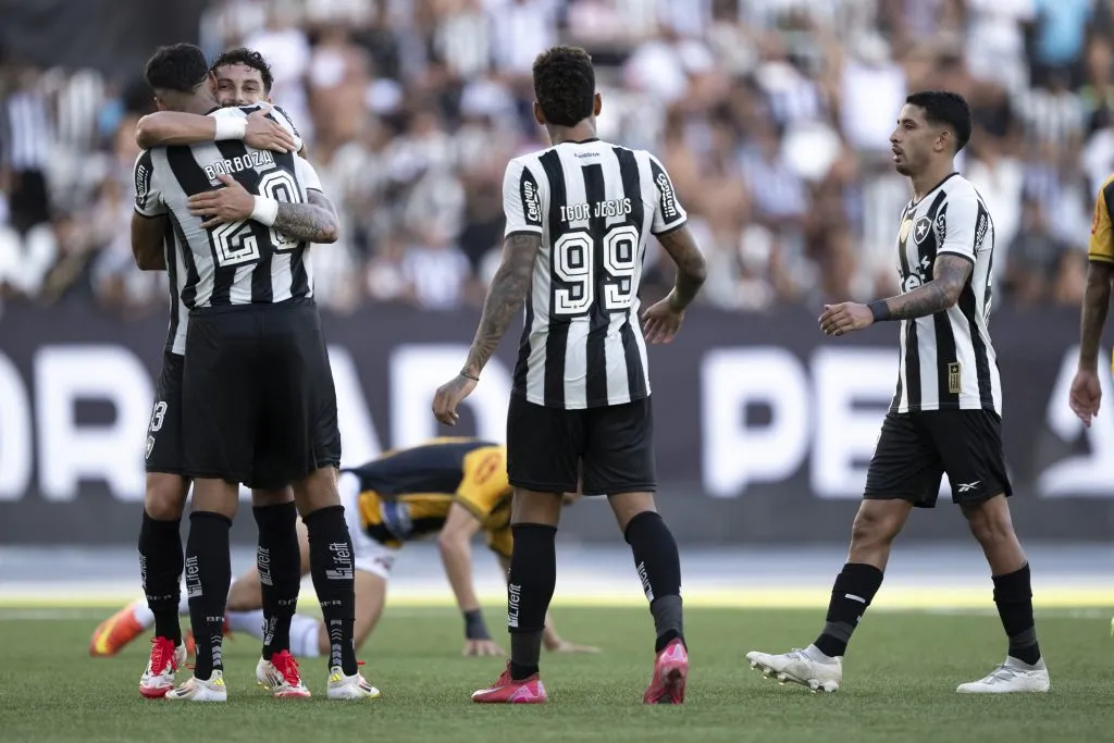 Barboza jogador do Botafogo comemora seu gol com Alex Telles – Foto: Jorge Rodrigues/AGIF