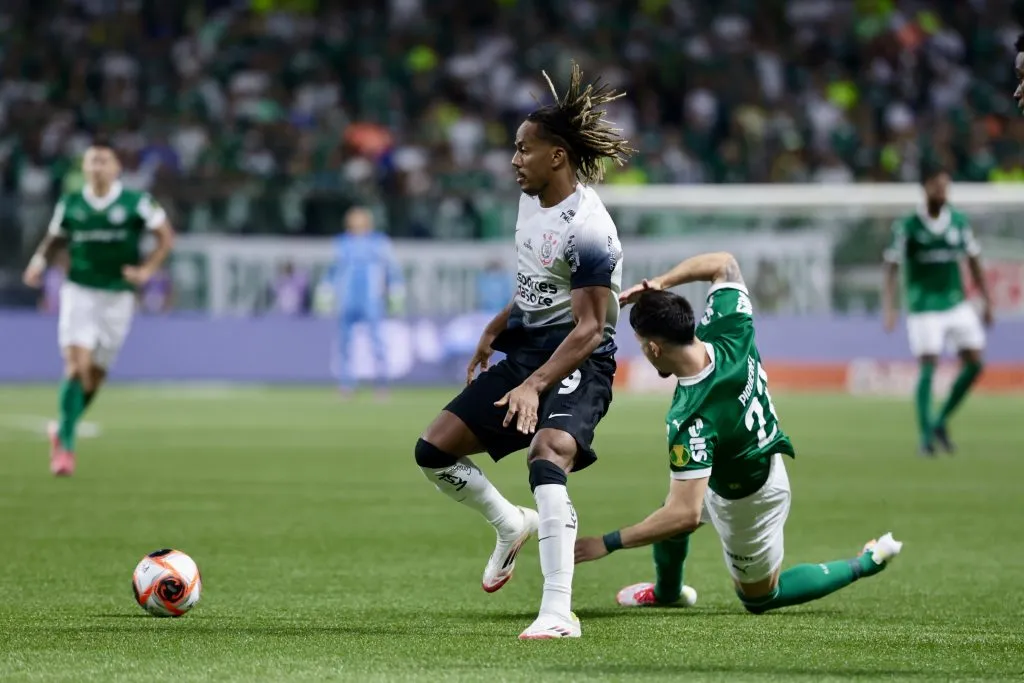 Flaco Lopez  jogador do Palmeiras disputa lance com Carrillo jogador do Corinthians – Foto: Marcello Zambrana/AGIF