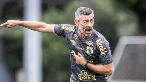 Pedro Caixinha treina o Peixe. Técnico não deve contar com reforços na janela exclusiva do futebol brasileiro - Foto: Flickr Oficial Santos Futebol Clube
