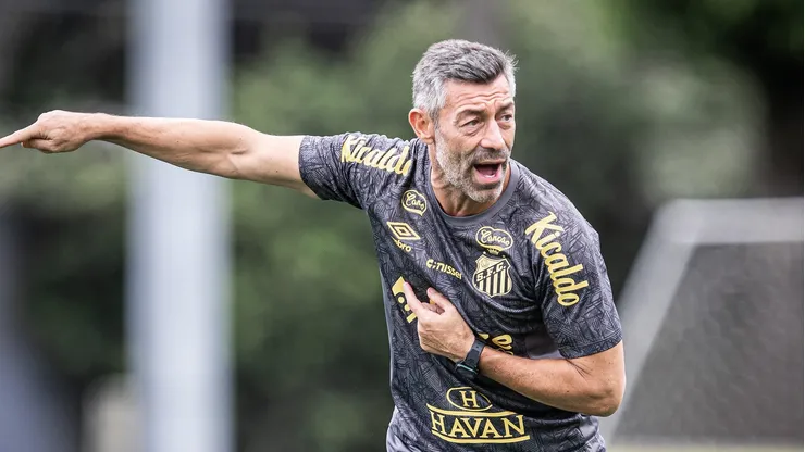 Pedro Caixinha treina o Peixe. Técnico não deve contar com reforços na janela exclusiva do futebol brasileiro - Foto: Flickr Oficial Santos Futebol Clube