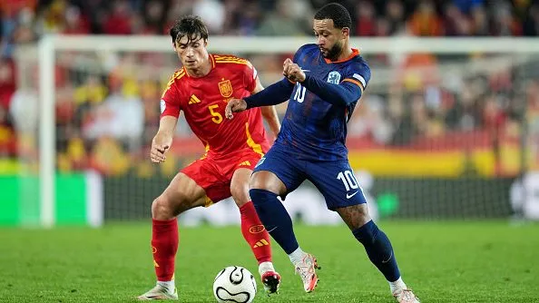 Memphis Depay disputando lance. Foto: Aitor Alcalde/Getty Images