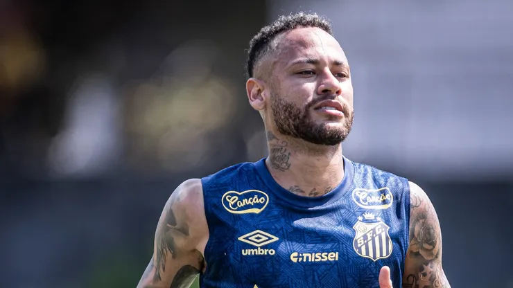Neymar em treino no CT Rei Pelé