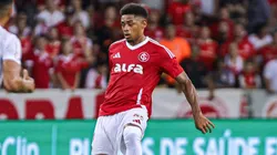 Victor Gabriel foi o zagueiro titular no Gauchão. Maxi Franzoi/AGIF.
