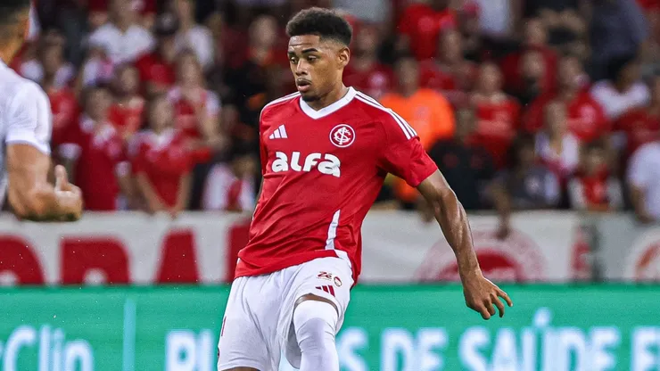 Victor Gabriel foi o zagueiro titular no Gauchão. Maxi Franzoi/AGIF.