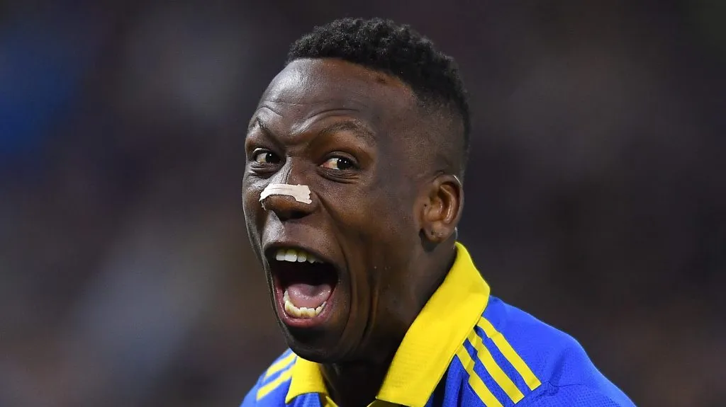 Advíncula não vai jogar pelo SPFC - (Photo by Marcelo Endelli/Getty Images).