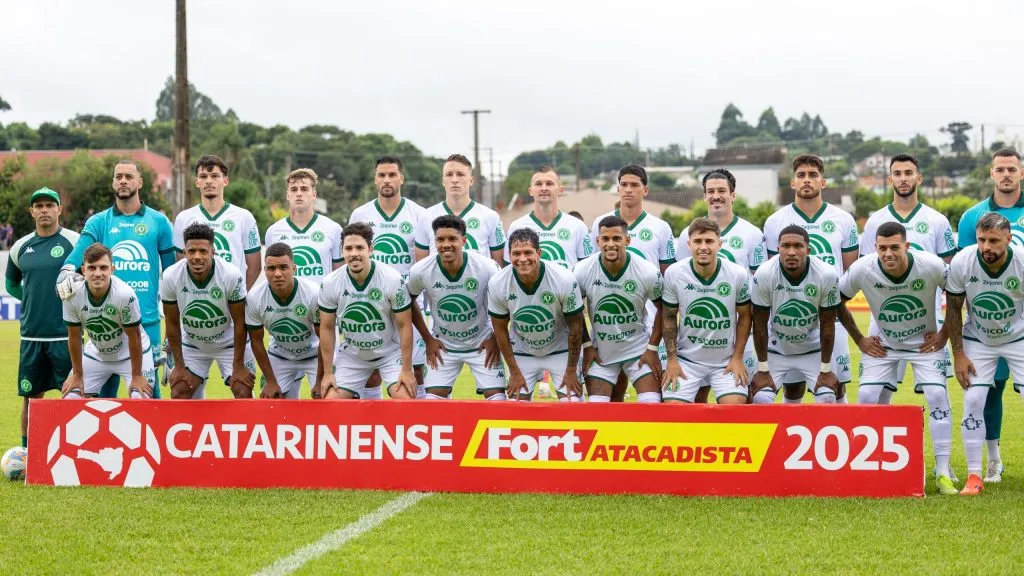Jogadores do Chapecoense posam para foto antes na partida contra Joinville no estádio Josué Annoni pelo campeonato Catarinense 2025. Foto: Liamara Polli/AGIF