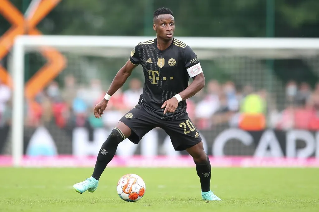 Bouna Sarr com a camisa do Bayern de Munique – Foto: Christian Kaspar-Bartke/Getty Images