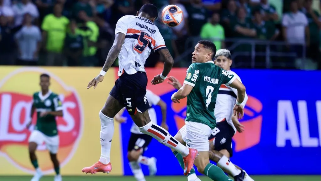 Vitor Roque jogador do Palmeiras disputa lance com Arboleda jogador do São Paulo durante partida no estádio Arena Allianz Parque pelo campeonato Paulista 2025. Foto: Marcello Zambrana/AGIF