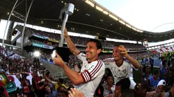 Fred ergue o caneco do Campeonato Brasileiro de 2012. Foto: Nelson Perez.