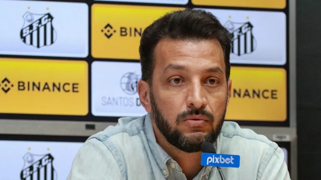 . Foto: Fernanda Luz/AGIF – Edu Dracena durante passagem no Santos como diretor de futebol.