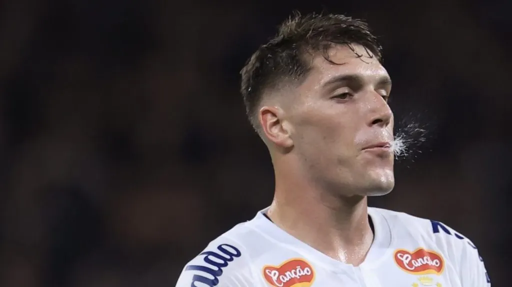 Contra o Vasco, Rollheiser será titular pela 1ª vez desde que chegou ao Peixe – Foto: Marcello Zambrana/AGIF