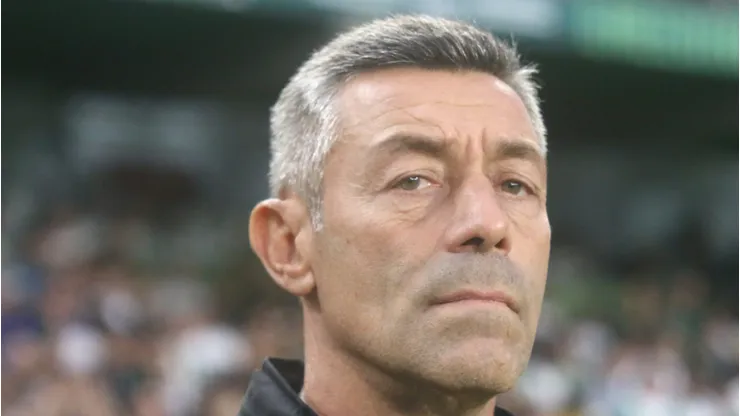 Pedro Caixinha, acompanha equipe do Santos - Foto: Ettore Chiereguini / AGIF.