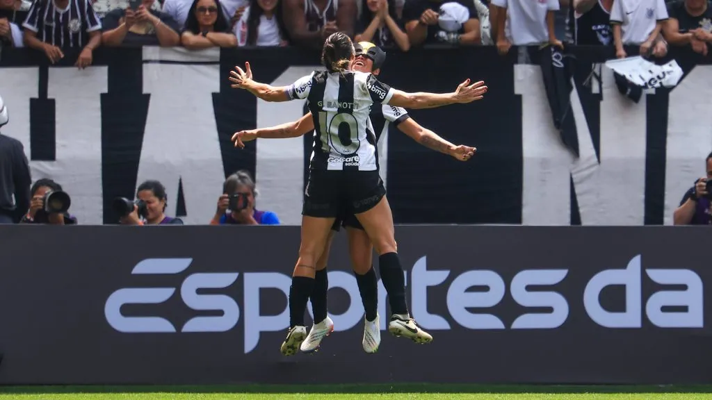 Vick jogadora do Corinthians comemora gol durante partida contra o São Paulo no estádio Arena Corinthians pelo campeonato Brasileiro A Feminino 2024. Foto: Marcello Zambrana/AGIF