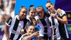Jogadoras do Corinthians comemoram título de campeão após partida contra o São Paulo no estádio Arena Corinthians pela decisão do campeonato Brasileiro A Feminino 2024.