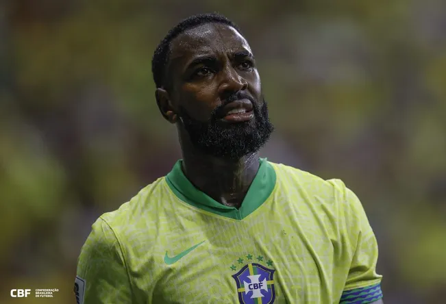 Gerson acabou se machucando no primeiro tempo de Brasil x Colômbia, em Brasília. Foto: Rafael Ribeiro/CBF.