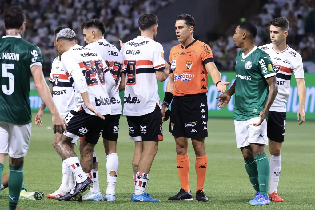 Momento da marcação do pênalti. Foto: Marcello Zambrana/AGIF