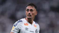 Pituca, volante do Santos em ação pelo Campeonato Brasileiro