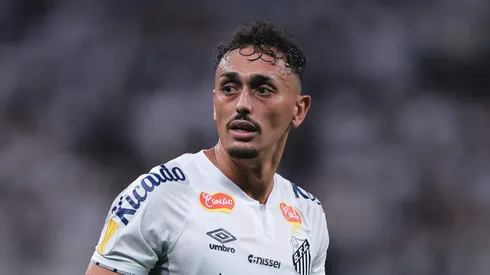 Pituca, volante do Santos em ação pelo Campeonato Brasileiro