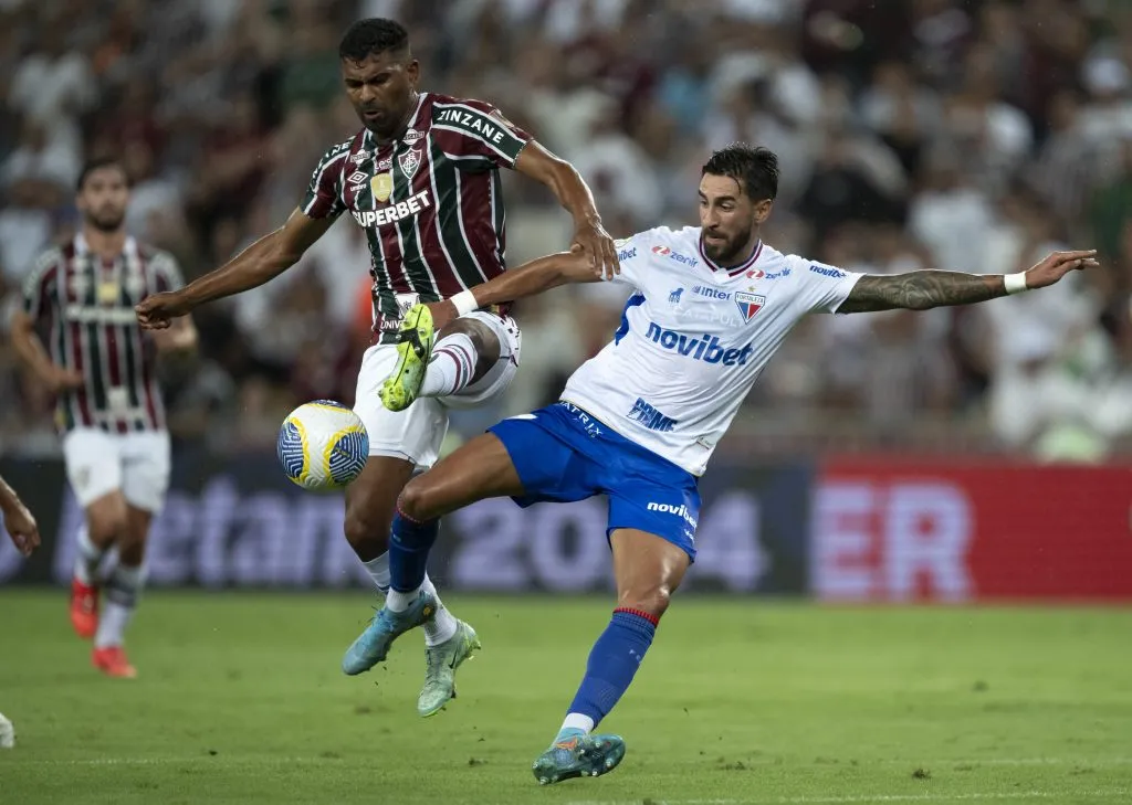 Thiago Santos, jogador do Fluminense disputa lance com Lucero jogador do Fortaleza durante partida no estadio Maracana pelo campeonato Brasileiro A 2024. Foto: Jorge Rodrigues/AGIF