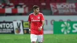 Carlos Palacios em ação pelo Internacional no Campeonato Gaúcho 2021 - Foto: Fernando Alves/AGIF