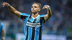 Braithwaite comemora um dos gols feitos com a camisa do Grêmio. Foto: Lucas Uebel/Grêmio.