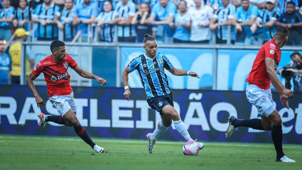 Braithwaite em confronto contra o Atlético-GO, pelo Brasileirão de 2024. Foto: Lucas Uebel/Grêmio.