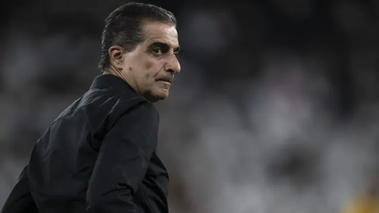 Renato Paiva, comandante do Botafogo, observa atuação do clube na beira do campo. Foto: Jorge Rodrigues/AGIF.