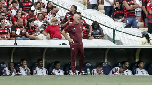 Mano Menezes, pelo Fluminense, em ação na beira do campo. Foto: Lucas Merçon/Fluminense.