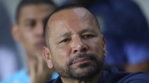 Neymar pai durante partida do Peixe no Urbano Caldeira no Campeonato Paulista 2025.