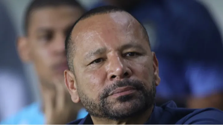 Neymar pai durante partida do Peixe no Urbano Caldeira no Campeonato Paulista 2025.